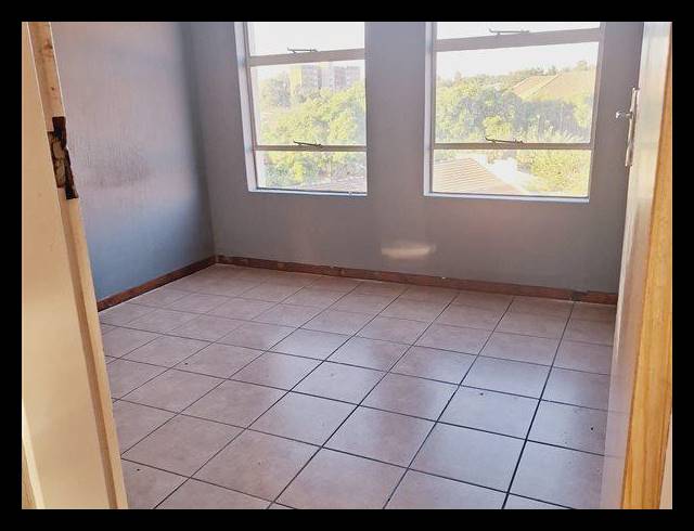 2 BEDROOM APARTMENT FOR SALE IN KEMPTON PARK CENTRAL